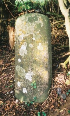 Foto 6x4 alter Meilenstein an der B4508, westlich von Watchfield Watchfield\/SU24 um 2001