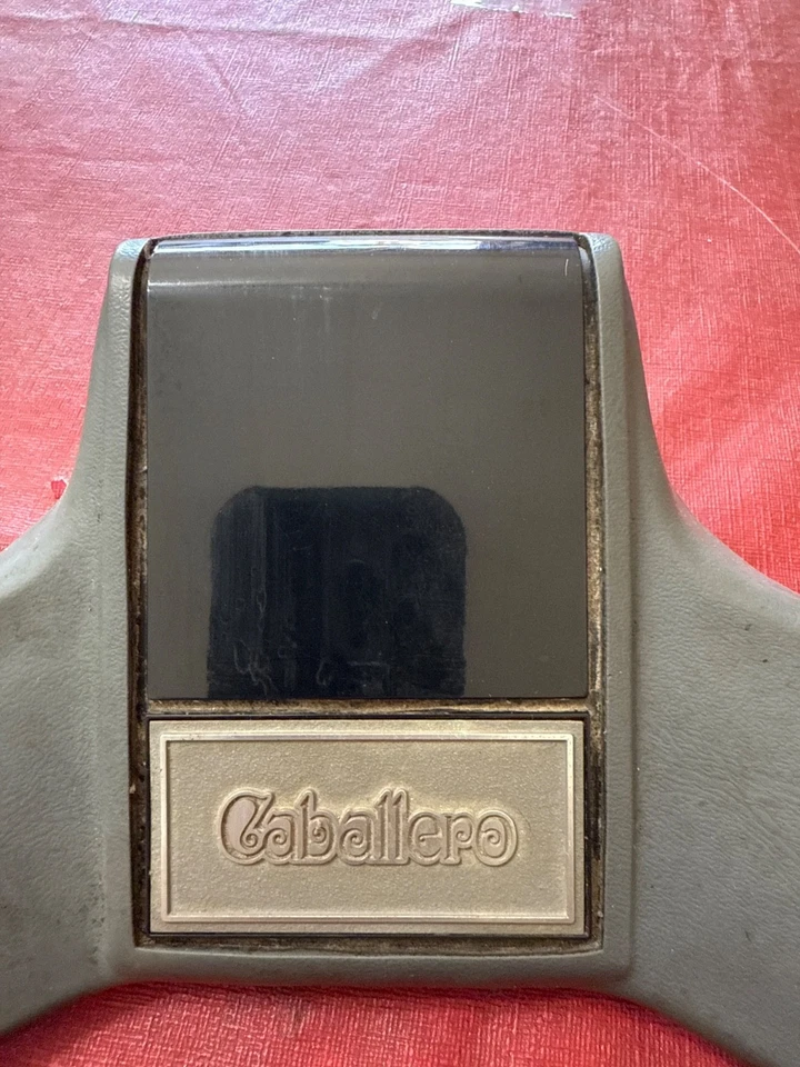 1986 1987 GMC Caballero El Camino Dove Grey OEM Replacement Horn Pad 17980978 — 第 2/4 张图片