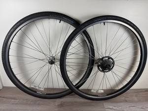 Roue avant 700 mm avec moyeu Shimano Acera