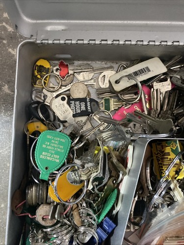 16 Pounds With Case Of Old Keys, New Keys, Key Rings, Key Related Items And More - Picture 4 of 14