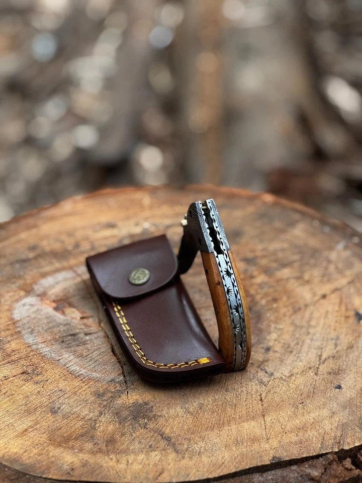 Cuchillo Plegable Damasco Artesanal con Mango de Madera de Olivo y Funda de Cuero Foto 4 de 4