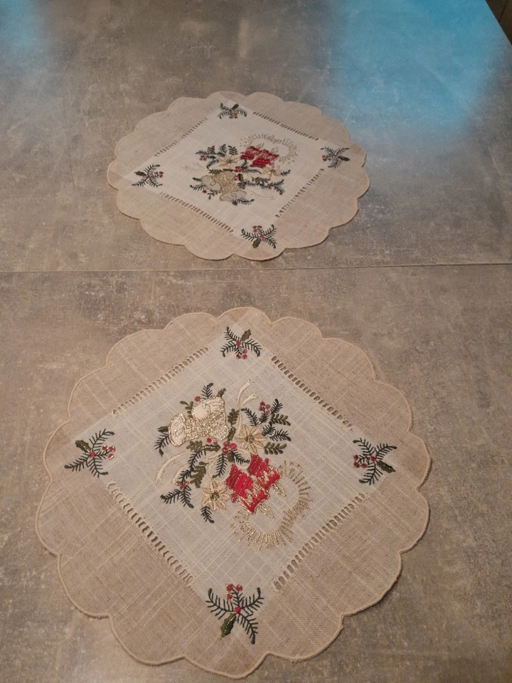 2 x Weihnachtsdecken* 29 x 29 cm* rund mit Bogenrand* neuwertig *