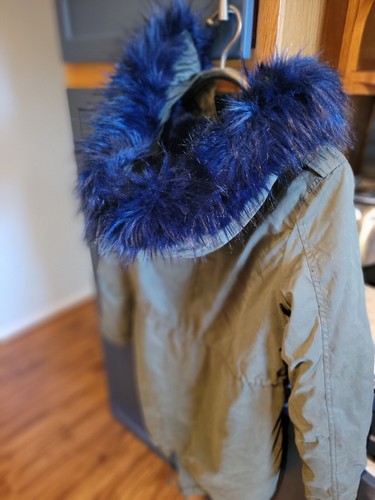 Parka para mujer BERSHKA talla L oliva con forro de piel sintética azul y capucha. Cola de pescado - Imagen 4 de 6