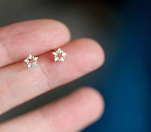 Orecchini a perno bambino mini stella diamante naturale GH SI 0,20 ct vero oro giallo 14 kt - Foto 5 di 9