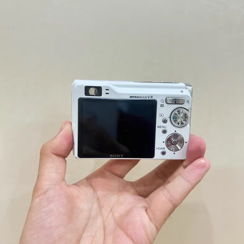 White Sony Cyber-shot DSC-W80 7.2MP CCD Vintage Digital Camera