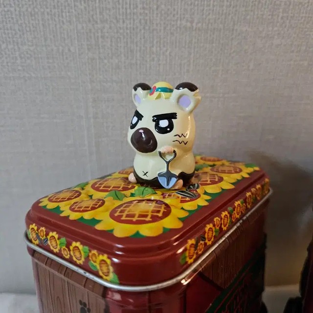 Vintage Hamtori Train Figure & Tin Case Collectible Set