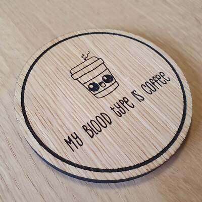 Lasergeschnittene Holzuntersetzer personalisiert. Kaffee Blutgruppe Wortspiel