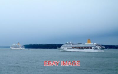 FOTO P&O'S 175TH ANNIVERSARY GRAND EVENT - ORIANA AND AURORA SAIL PAST COWES P