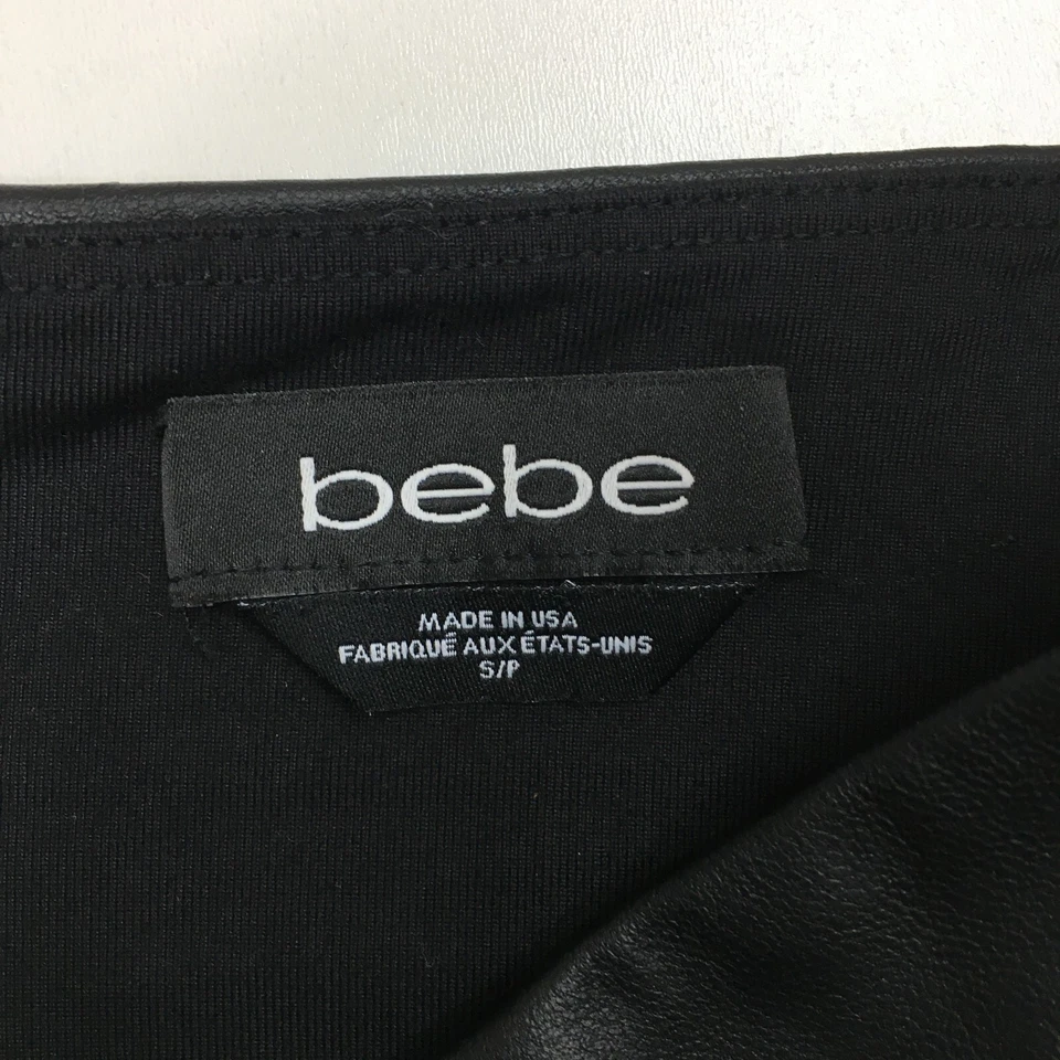 Pantalón BEBE Negro Imitación Cuero Inserto Logo Cremallera Cintura Alta Calce Ajustado Para Mujer Talla Pequeña Foto 2 de 4