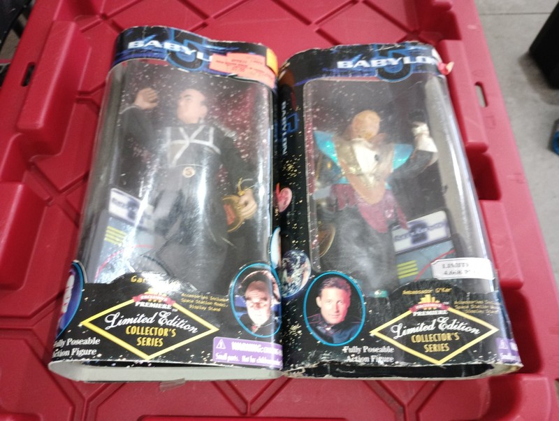Lot of 2 Babylon 5 Limited Edition Figures Captain JOHN SHERIDAN & G'KAR,