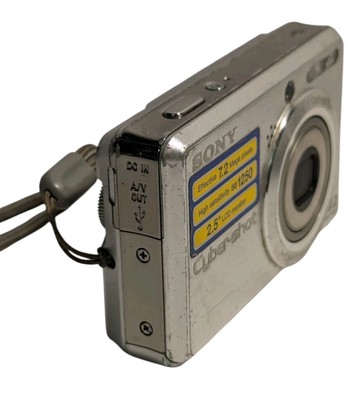 Sony Cyber-Shot DSC-s750 7.2 Mega Pixels 3x Zoom Digital Camera