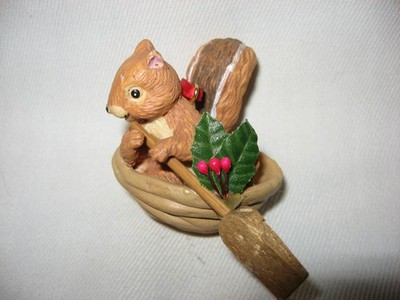 VINTAGE MIDWEST CHIPMUNK ROWING IN WALNUT SHELL CHRISTMAS ORNAMENT 3''