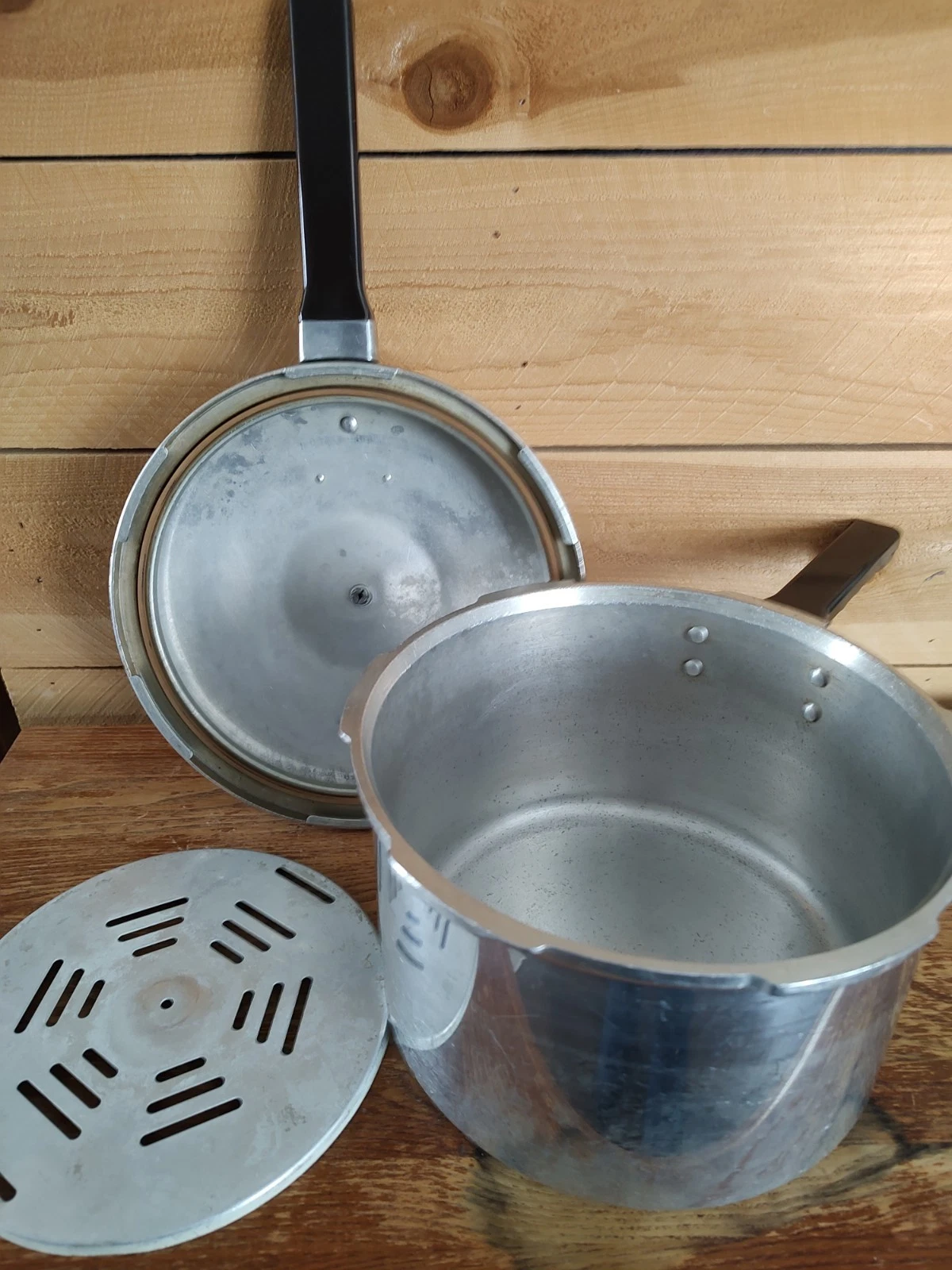 Presto Cook Master 4 Qt Model 604 Pressure Cooker W/Jiggler Bakelite Handles Vtg