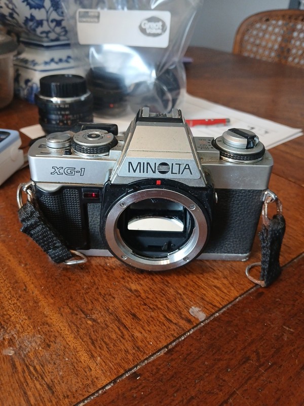 Minolta XG-1 35mm film camera w/ F=80-200mm lens /flash