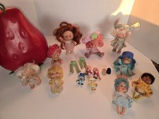Vintage 1980s STRAWBERRY SHORTCAKE CARRY CASE W/ DOLLS Mini Figurines