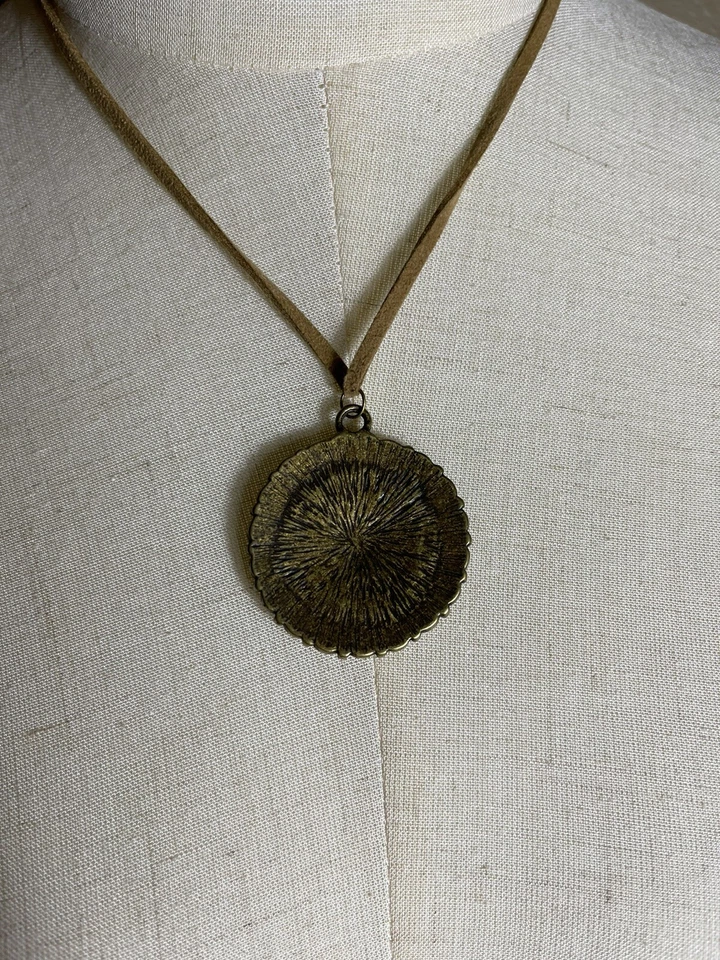 Collar medallón de latón estilo vintage boho cadena de cuero ajustable estilo años 70 Foto 3 de 4