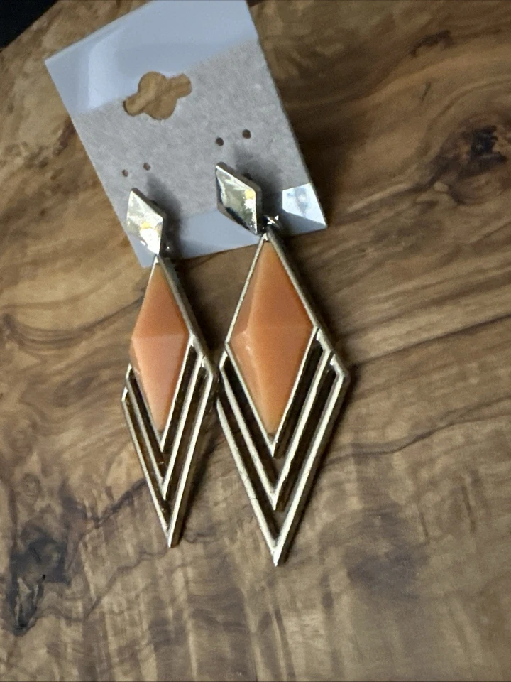 Brincos postes de pipa Forever 21 tom dourado e laranja - Imagem 2 de 4