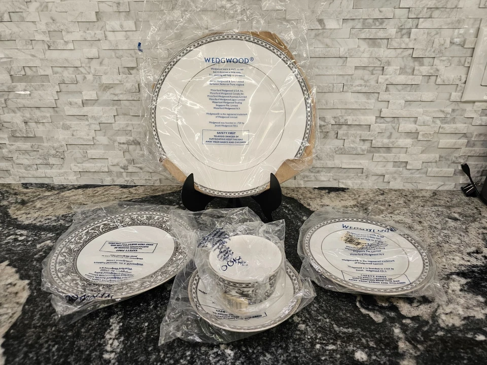 WEDGWOOD 'CONTRASTS'  Platinum Band 2 - 5 Piece Place Settings NEW W/Tags - Image 2 of 4