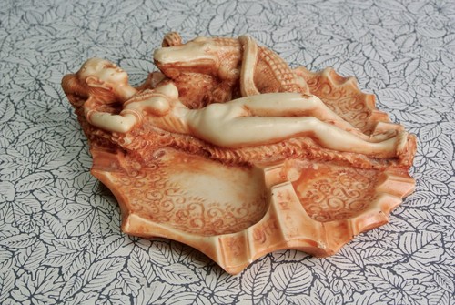 Vintage Nude Woman Naked Lady with Alligator Ashtray - Picture 5 of 8