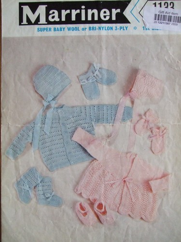 Strickanleitung 1133: 3-lagige Matinee-Jacke, Mütze, Hausschuhe & Fäustlinge 18-20 Zoll