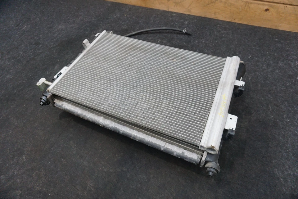 Radiador delantero aire acondicionado condensador ventilador paquete de refrigeración OEM 21996495 Chevrolet SSR 2003-06 Foto 2 de 4