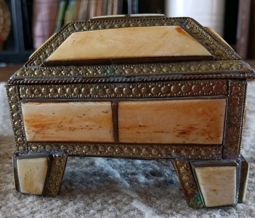 Vintage ornate Moroccan hinged brass & bone jewelry or trinket box 4 X 4" - Picture 8 of 8