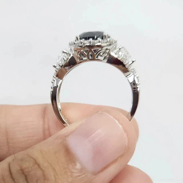 Anillo de compromiso con racimo enchapado en oro blanco de 14 quilates de diamantes de corte redondo de 2 quilates Foto 4 de 4