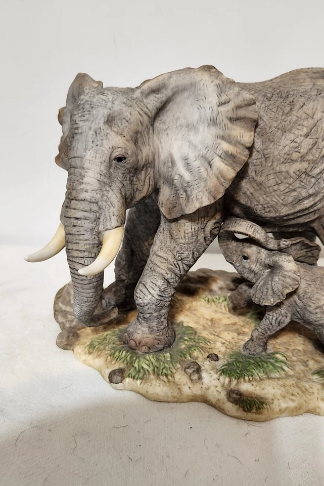 INTERIORES DEL HOGAR INSTINTOS PROTECTORES OBRA MAESTRA PORCELANA MADRE Y BEBÉ ELEFANTE Foto 2 de 4