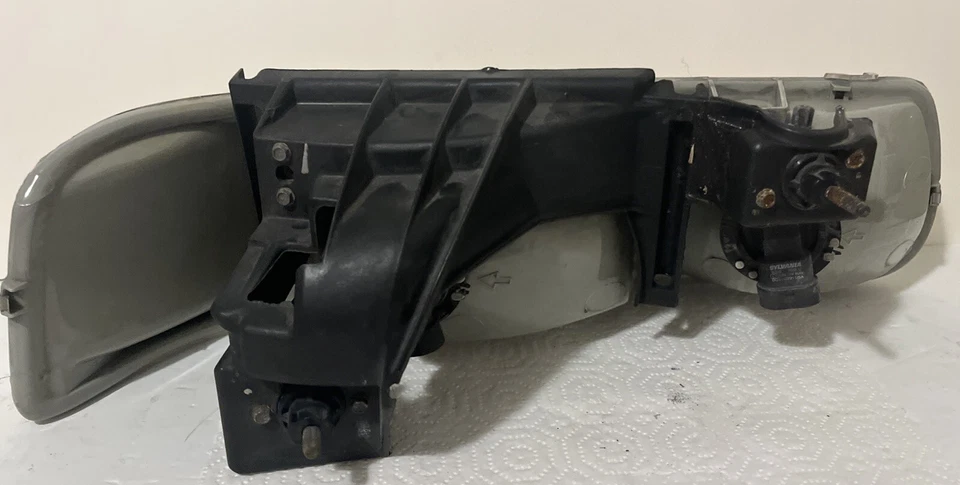 Genuine GM - Chevy Tahoe '00-04 - Left Side Headlight Lamp Assembly - #16524537 - Image 2 of 4