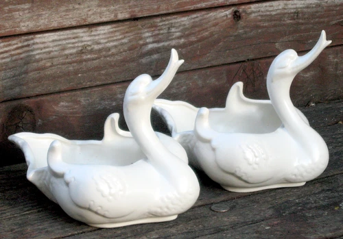 2x HULL white LARGE matte glazed HAPPY SWANS ceramic PLANTERS smiling DUCKS 23