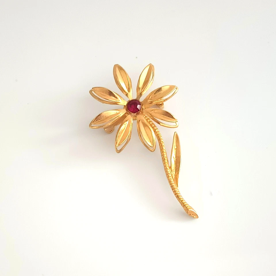 Vintage Long Stem Flower Brooch. Etched Gold Tone 3D Red Rhinestone Center - Image 2 of 4