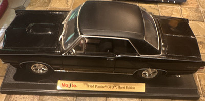 Maisto 1965 Pontiac GTO Hurst Edition 1:18 Diecast Car Black Opening Hood