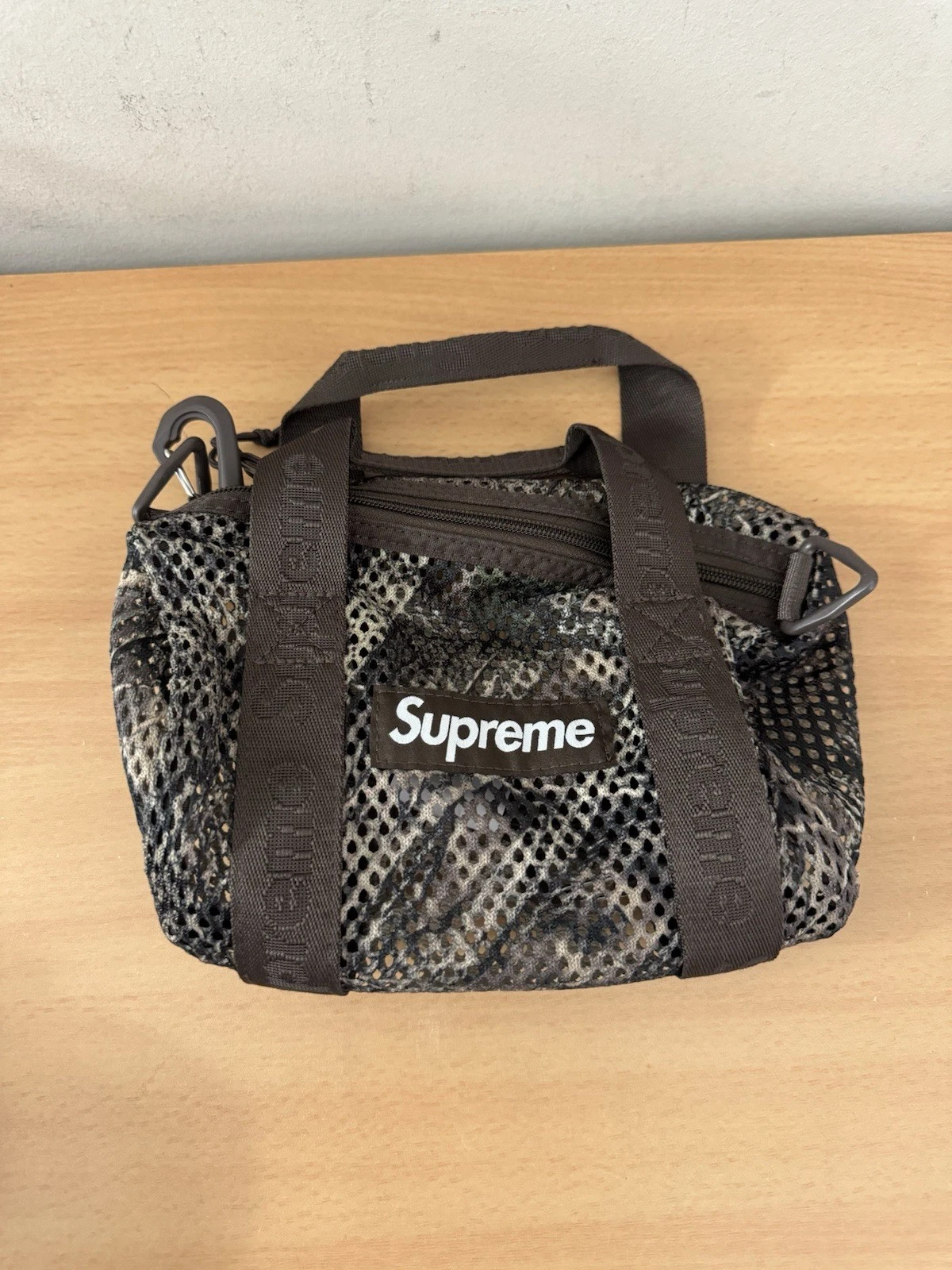 Mini sac de voyage Supreme en maille camouflage SS25