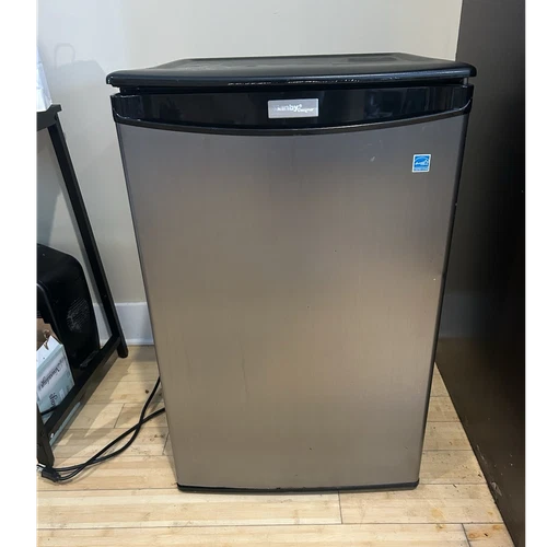 Danby Designer Compact Fridge 1-5 ft³ Single Door 