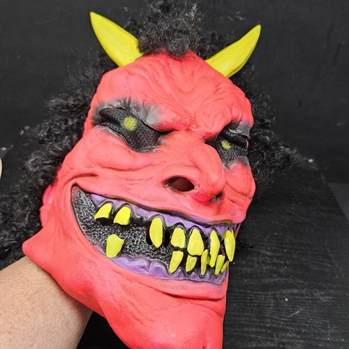 Máscara de Halloween The Paper Magic Group Red Devil 2002 con cabello negro con respiraderos de aire - Imagen 5 de 15