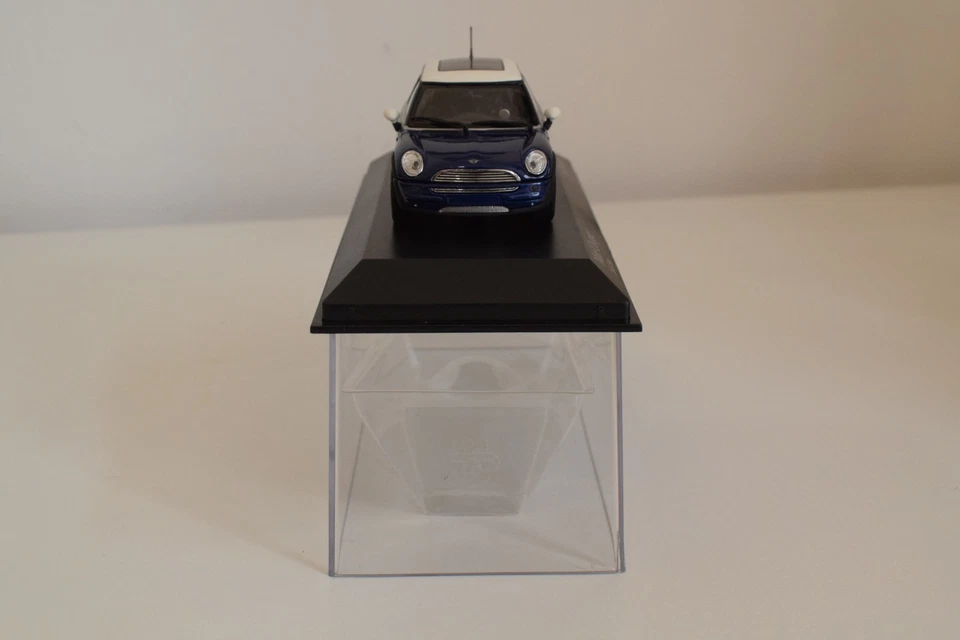B81 1:43 MINICHAMPS 431 138100 MINI COOPER 2001 MET. INDI BLUE MIB - Bild 4 von 4