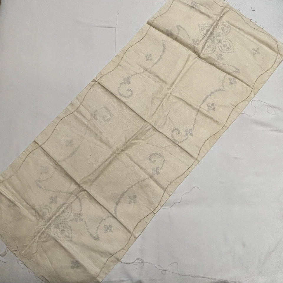 Lot 19 Stamped For Embroidery Dresser Scarves Pillows Belgian Linen/cotton 3 Ib - Image 2 of 4