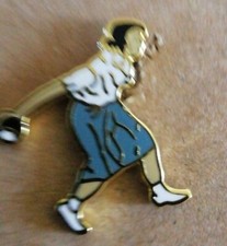 FEMALE LADY BOWLS PLAYER ENAMEL PIN BADGE - NEW