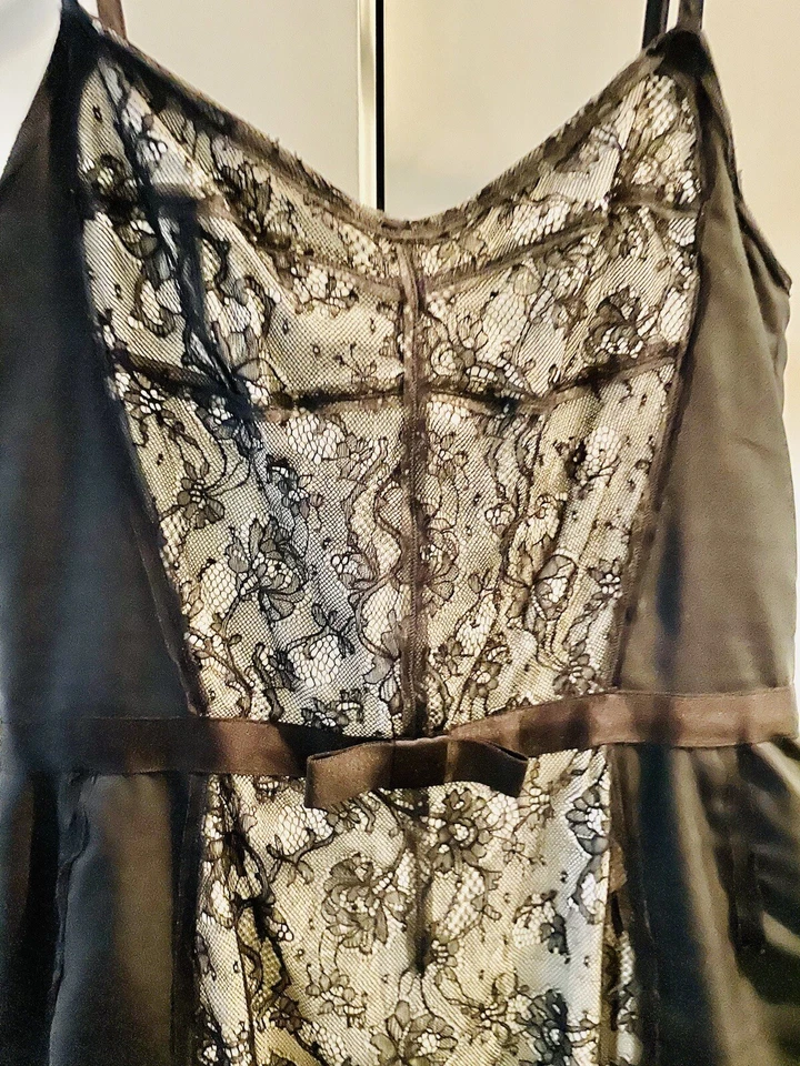 Vestido negro Dolce Gabbana D&G, talla 40IT, detalles de encaje y lazo Foto 2 de 4