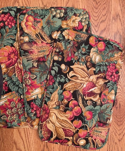 10 ‘Sets’ of Placemats: Cloth, Linen, Straw, Plastics, Knit. Sets of 1, 2, 3 & 4 - Picture 8 of 9