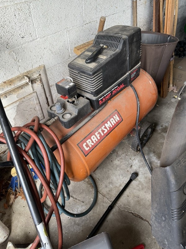 Craftsman 5.5 HP 30 Gal single Cylinder/oil Free Air Delivery 