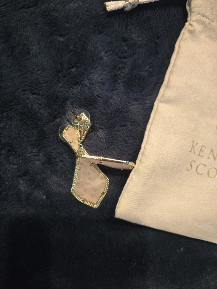 Cuarzo rosa Kendra Scott Alexa con detalle dorado nuevo sin etiquetas venta al por menor $80 Foto 4 de 4