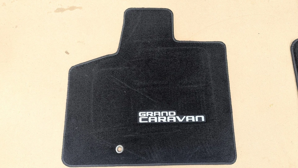 Juego de alfombrillas negras originales Mopar 2013-2020 Dodge Grand Caravan 1YZ37DX9AA Foto 3 de 4