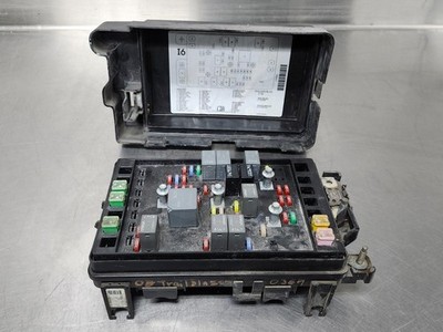 2002-2003 Chevy Trailblazer EXT Engine Junction Block Fuse Box Assembly 15196420