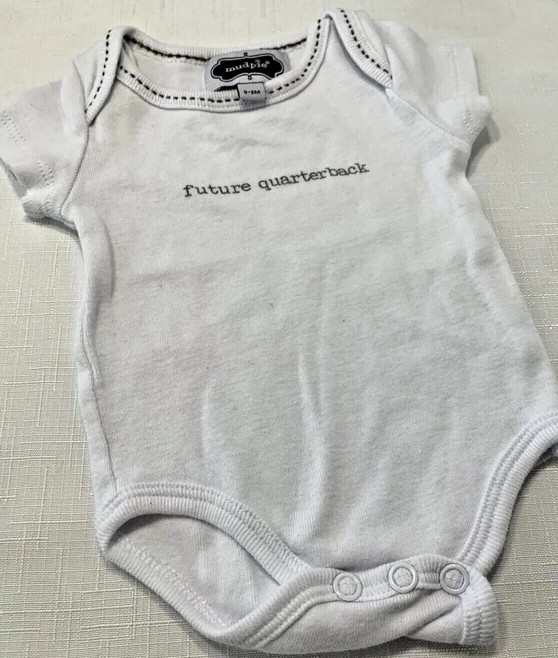 Body de fútbol americano Mud Pie Baby Boys 0-3 meses blanco Future Quarterback Foto 4 de 4