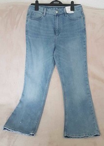 pale blue cropped jeans