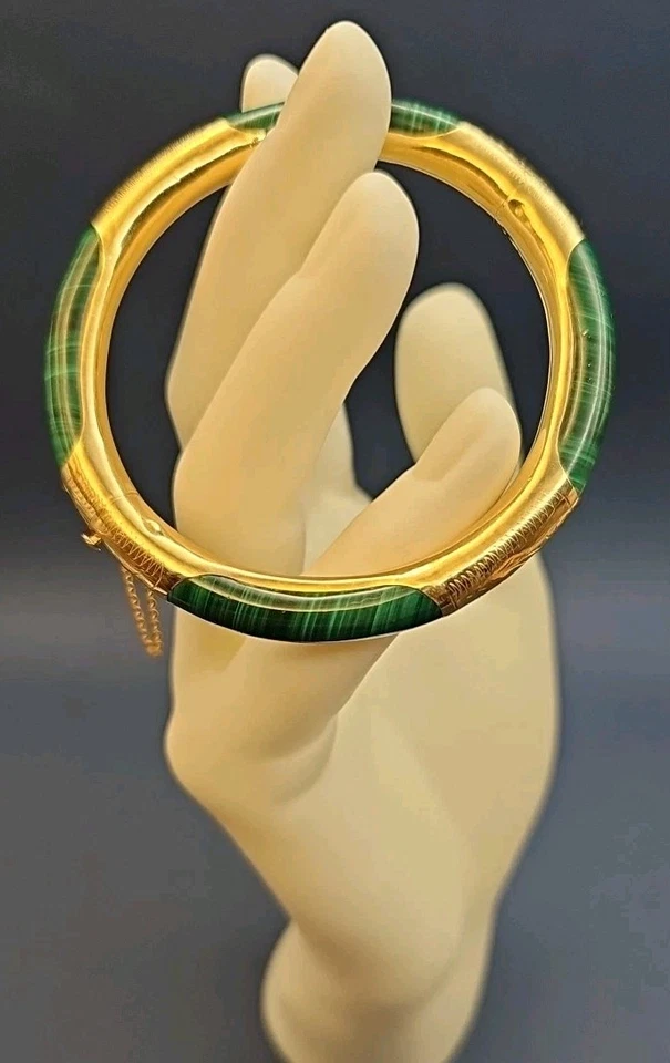 Brazalete con bisagras grabado en oro amarillo de 14k y malaquita Foto 4 de 4