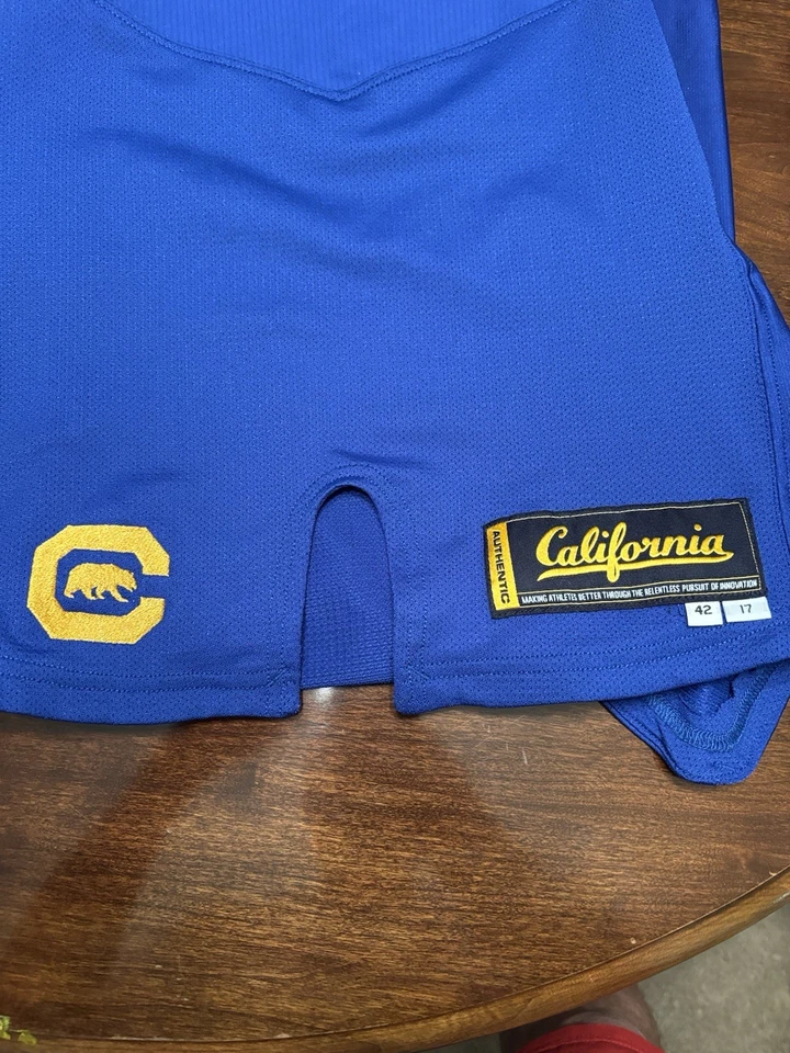 Camiseta deportiva retro California Bears Under Armour emitida por el equipo Foto 3 de 4