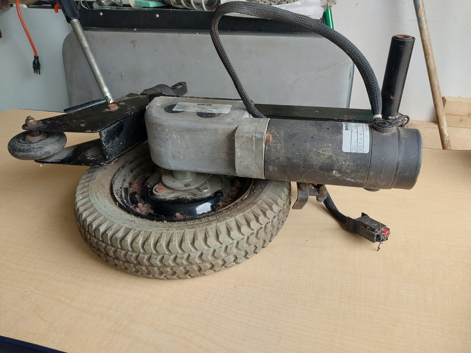 Invacare E675 A 1050163 Motor, Gearbox, Wheel, Lock Hub No Flat Right