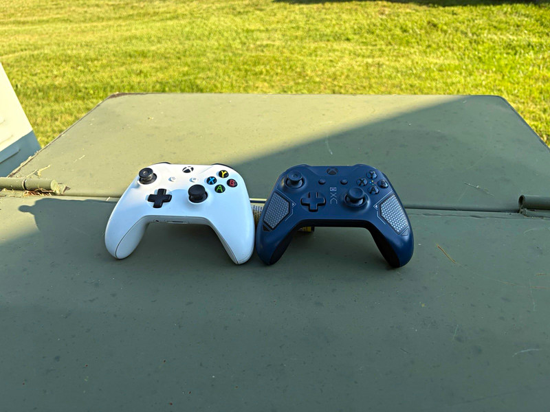 Xbox 1s + 2 Controllers + Xbox Kinect + 13 games